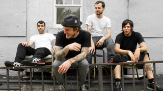 Men bench sitting sidewalk building - photo free wallpaper