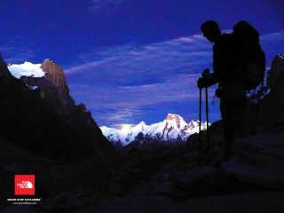 Couple people mountain cloudy sky - amir zand free wallpaper