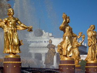 Fountain gold statues women men - a fountain free wallpaper