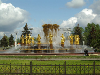 Fountain golden statues park fence - a fountain free wallpaper for desktop