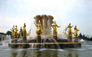 Fountain statues water clouds sky - a fountain free wallpaper for desktop