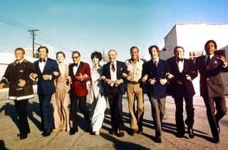 People group street corner building - arnold mesches free wallpaper