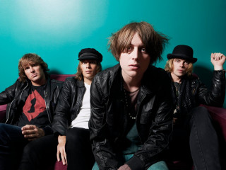 Group men couch blue wall - a blue wall free wallpaper for desktop