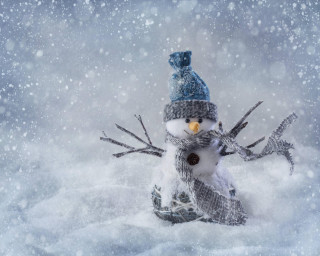 Snowman winter christmas aurora snowfall - a hat and scarf free wallpaper for desktop