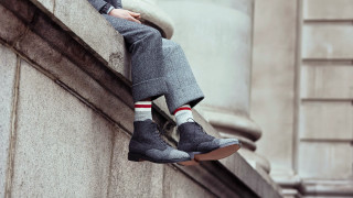 Man sitting on ledge feet - sharp free wallpaper