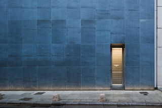 Blue building door sidewalk front - free architecture wallpaper for desktop