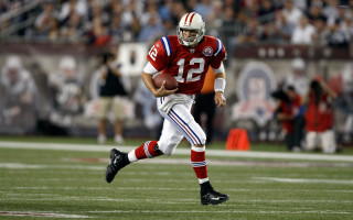 Football player running ball crowd 5 - art fitzpatrick free wallpaper