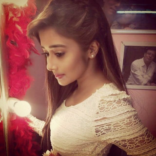 Woman white top mirror red - free love wallpaper for tablet