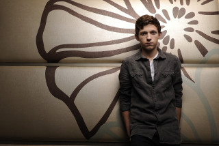 Man standing wall flower design - ben thompson free wallpaper