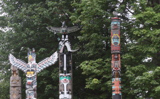 Totem poles bird forest trees - a forest of trees free wallpaper