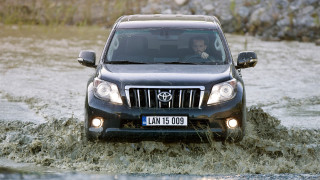 Man driving car flooded area - a man driving free wallpaper