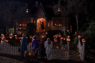 Costumed people outside house pumpkins - free halloween wallpaper for desktop