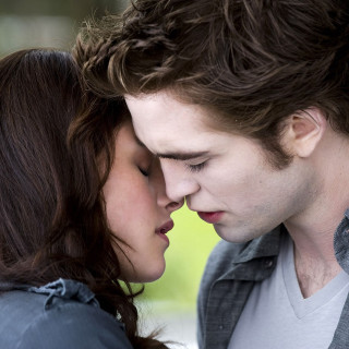 Man woman kissing eyes closed 5 - their eye free wallpaper for tablet