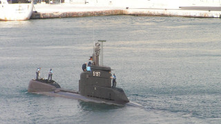 Submarine men boat water side - a submarine free wallpaper for desktop