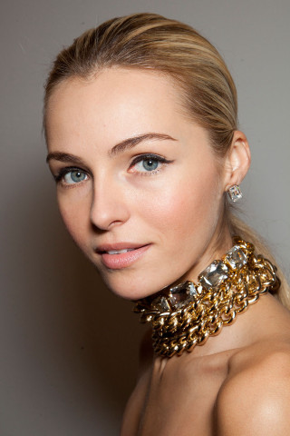 Woman large necklace big necklace - neoclassicism free wallpaper for mobile