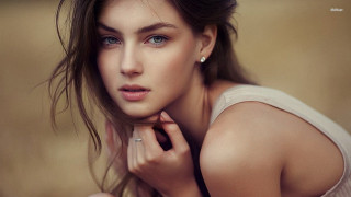 Woman ring pose brown background - eye free wallpaper for desktop