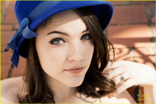 Woman blue hat blue dress 2 - a blue hat free wallpaper