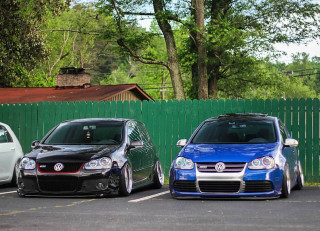 Three cars parking lot green - free cars wallpaper