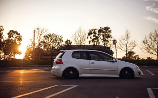 White car parking lot sunset 5 - the background and a building in the background free wallpaper
