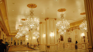 Large room chandeliers marble floor - a large room free wallpaper for desktop