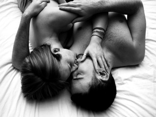 Man woman bed closed eyes - free love wallpaper