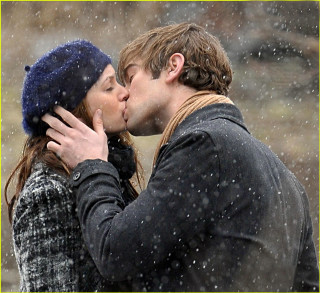 Man woman kissing snow hat - free valentines wallpaper for tablet