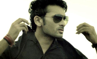 Man sunglasses black shirt hand - his ear free wallpaper