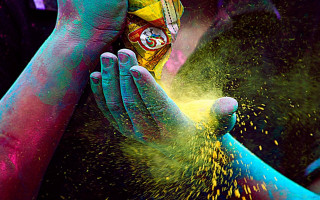 Colored powder person holding bag - colour free wallpaper for desktop