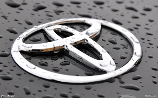 Car emblem wet drops black - fine detail free wallpaper