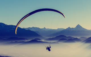 Parasailing mountains foggy sky ocean - the foggy sky free wallpaper