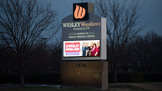 Large sign people trees building - modernism free wallpaper