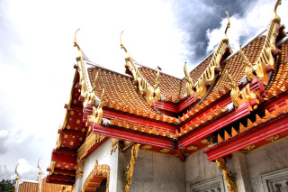 Building red roof gold decorations - a red roof free wallpaper