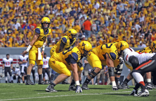 Football game yellow black white - a football game free wallpaper