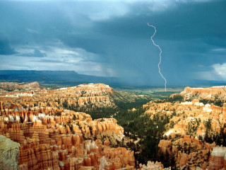 Lightning bolt canyon distance sky - a lightning bolt free wallpaper