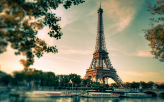 Eiffel tower paris landmark iconic 4 - a picture of the eiffel tower in paris france free wallpaper