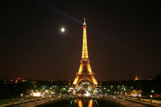 Eiffel tower night full moon - free light wallpaper for desktop