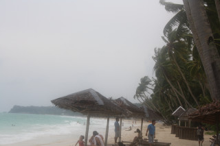 Beach group people ocean palm 2 - a sandy beach next free wallpaper