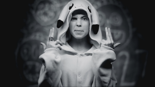 Woman hood hands face hoodie - a hood free wallpaper for desktop