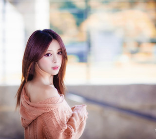 Woman pink sweater posing picture - public free wallpaper for tablet