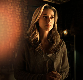 Woman dark room light face - free light wallpaper for tablet