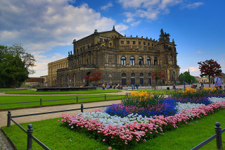 Large building garden sunny day - a garden in front free wallpaper for desktop