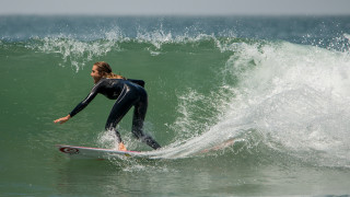Woman surfing wave ocean sunny - round free wallpaper for desktop