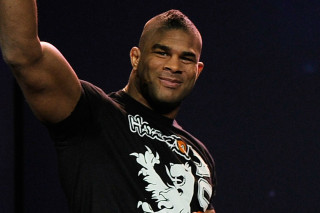 Man holding frisbee fist black - thierry doizon free wallpaper