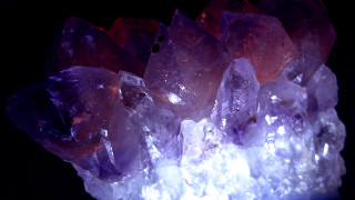 Crystals cluster table black background - a light shining free wallpaper for desktop
