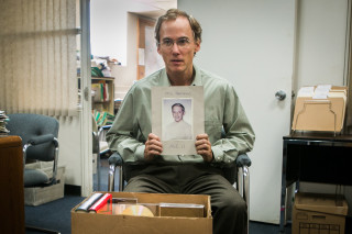 Man chair holding picture box - free portrait wallpaper