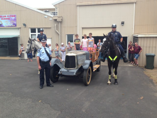 Police officer horse drawn carriage - a police officer free wallpaper