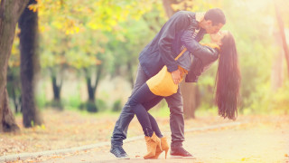 Man woman kissing autumn street - romantic free wallpaper