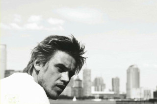 Man cityskyline cellphone blackandwhite romanticism - adam willaerts free wallpaper for desktop