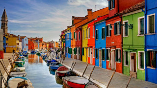 Colorful buildings river boats parking - parked free wallpaper for desktop