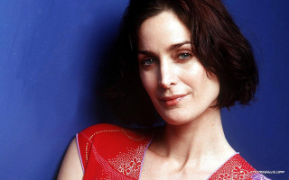 Woman red top blue wall - neofauvism free wallpaper for desktop